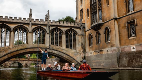 Tour guiado compartido de punting por Cambridge