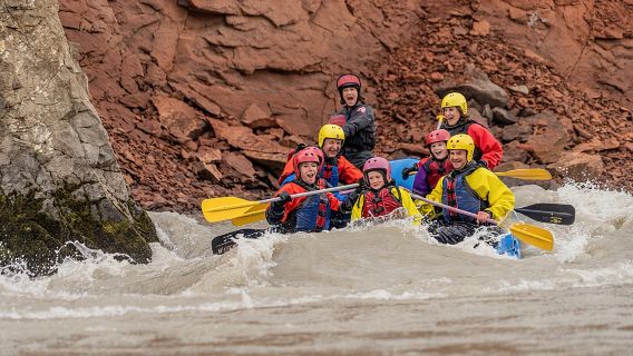 Rafting per famiglie tra i più gettonati: mute stagne calde, canyon vulcanico, divertimento epico