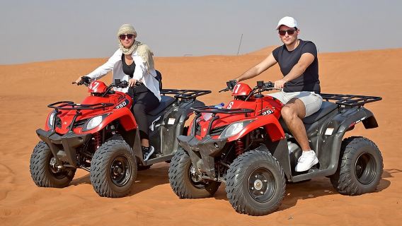 Safari mattutino nel deserto Giro in quad e cammello Sand Surfing a Dubai