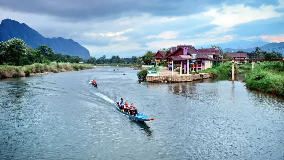 寮國萬榮：鐘乳石+高山滑索+藍山湖+漂流。親近自然風光