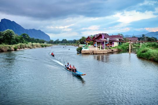 老撾萬榮：鐘乳石+高山滑索+藍山湖+漂流。親近自然風光