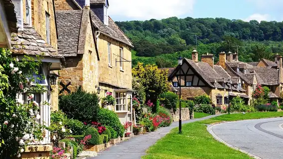 Shakespeare's Stratford-upon-Avon and Cotswolds Tour from London