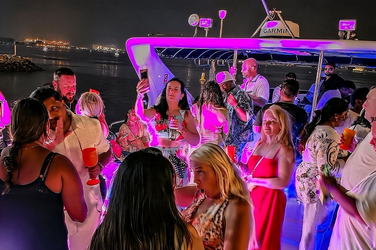 Festa di Lusso in Yacht a Dubai con DJ Live, BBQ e Bar Libero - "Balla Sotto le Stelle e Fai Festa sull'Acqua"