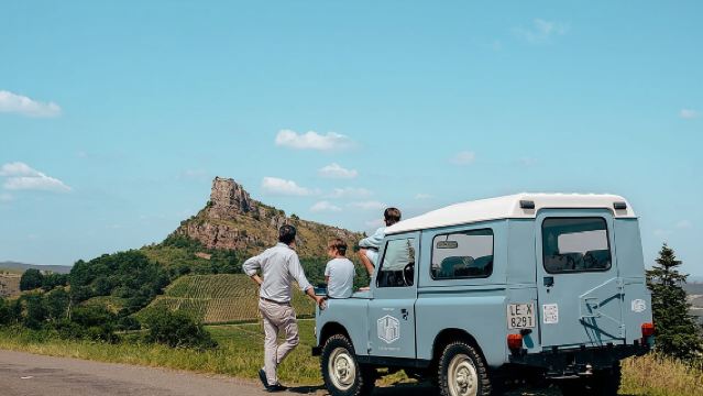 Lione: tour privato di mezza giornata del vino in Borgogna a bordo di una Land Rover d'epoca