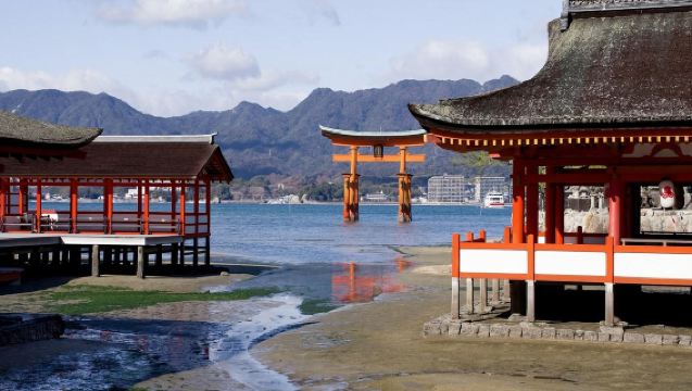 Hiroshima and Miyajima by train - Full-Day Tour