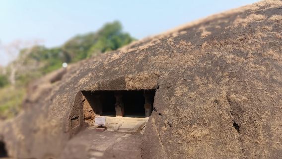 Mumbai: Grotte Buddiste di Kanheri con il Tempio della Pagoda Dorata
