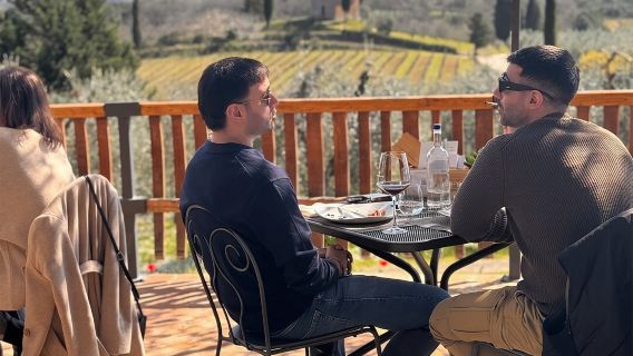 Degustazione di vini classici con prodotti tradizionali toscani