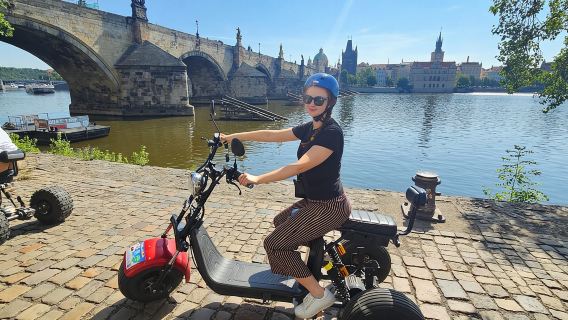 Dreirad- und E-Scooter-Tour durch Prag: Aussichtspunkte auf die Burg und die Karlsbrücke