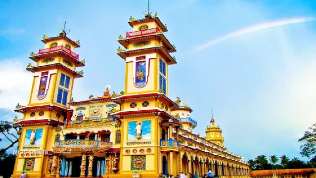 ホーチミン 史跡クチトンネル+カオダイ教総本山 ワンデーツアー【ラグジュアリービジネスカー+VIP少人数ツアー】