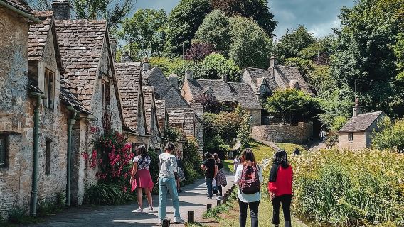 one-day tour of the Cotswolds countryside in England|Tour 3 charming towns|Optional special lunch