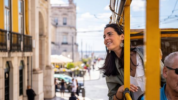 Alles an einem Ort in Lissabon: Bus, Straßenbahn und Boot