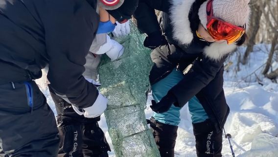 Eatwith-Changbaishan-Discover winter fishing culture in a Northeast village, enjoy a hearty iron pot stew.