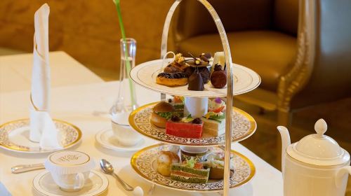 Abu Dhabi Emirates Palace Hotel dining experience 1