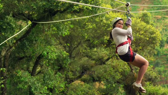 ヴァンヴィエンワンデーツアー【ジップライン+ナムソン川カヤック及びカヌー+4時間ゴーカート体験+昼食付き】