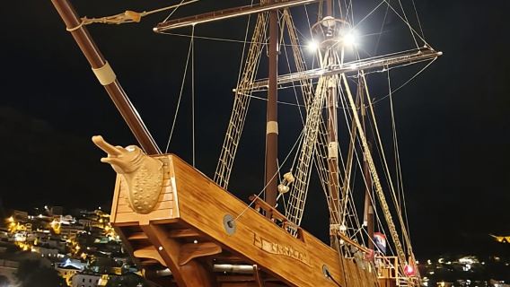 Panorama-Nachtkreuzfahrt durch Dubrovnik auf dem Karaka-Schiff