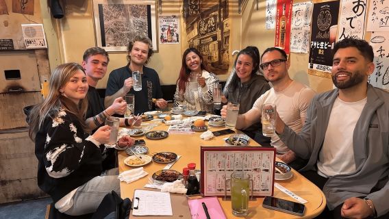 東京:飲み放題とディナー付きの新宿バー巡り