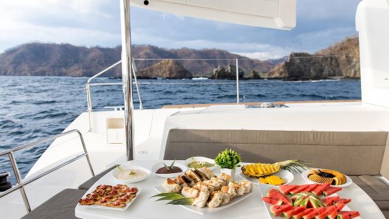 Catamarán en Costa Rica con esnórquel, kayak, paddleboard y bebidas