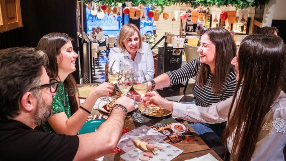 Granada: Piccolo Gruppo Tour di Tapas e Vino