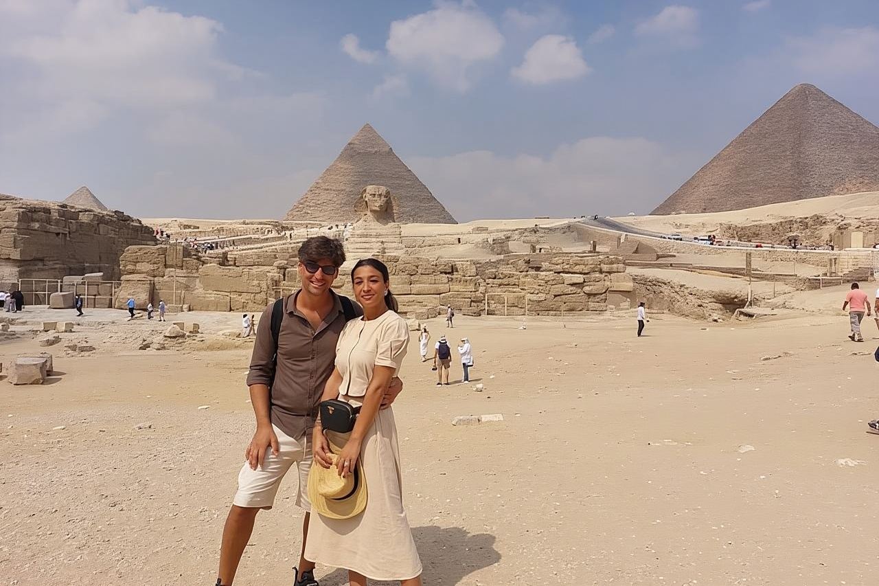 8-hours private tour Giza pyramids, lunch, camel ride and Egyptian museum