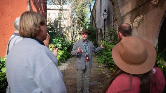 ทัวร์เดินชมตรอกซอกซอยและสถานที่ทางประวัติศาสตร์ที่ซ่อนเร้นสำหรับกลุ่มเล็ก