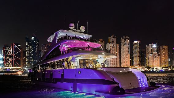 Dubai: festa in superyacht con DJ dal vivo e open bar