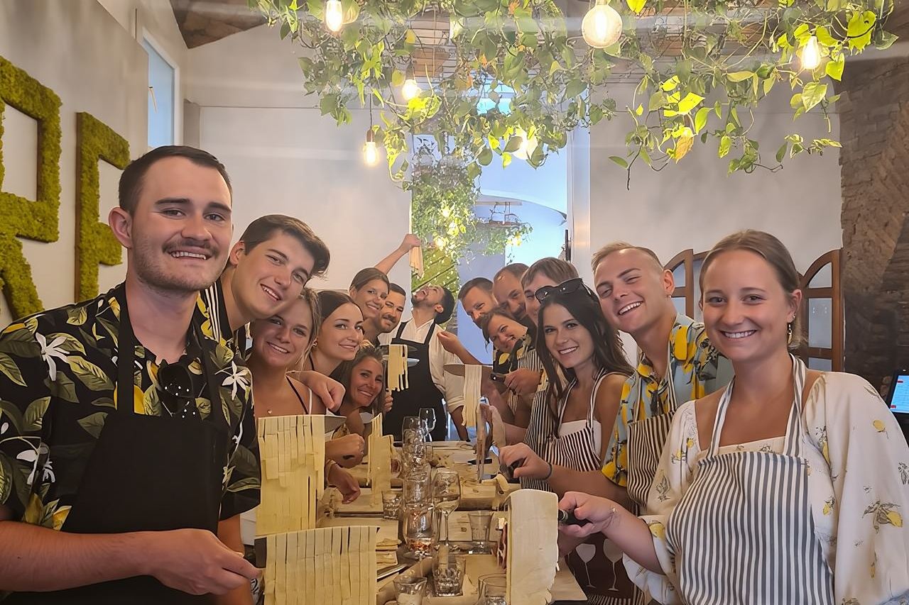 Clase de cocina de 2 horas en la Plaza de España: fettuccine y tiramisú