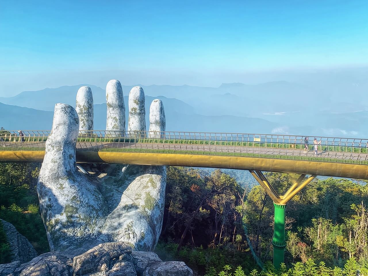 Hoi An/Da Nang: Shared Shuttle Bus to the Golden Bridge