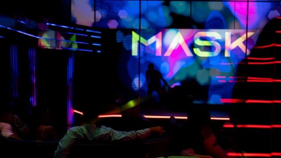 ポルト:キャバレーとポールショーを楽しめるディナー