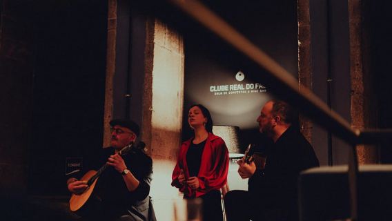 Porto: Fado, musica dal vivo, vino e introduzione culturale