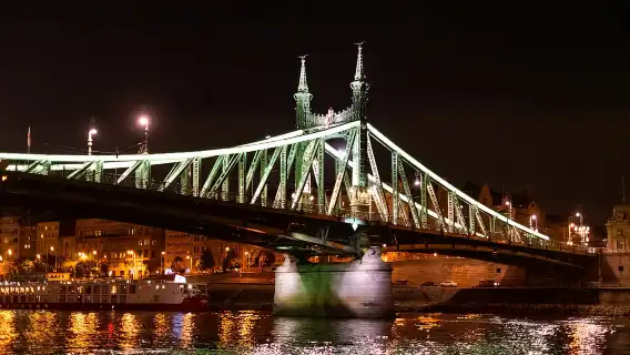 Budapest: Candlelit Dinner River Cruise with Live Music
