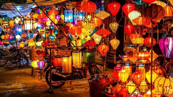 Paseo a pie en barco con linternas de Hoi An, juegos con canciones populares y gastronomía local