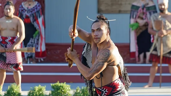 Tour tham quan Rotorua bao gồm: Tour Te Puia, Ăn trưa & Chương trình biểu diễn văn hóa