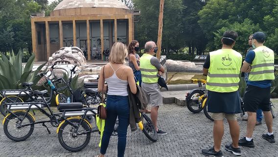 Tour en bicicleta eléctrica por la Ciudad de México con parada para tacos y churros.