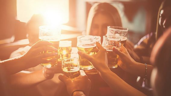 Self-guided interactive pub trail in Delft with online app