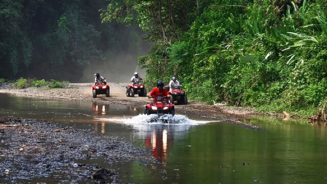 Das Königserlebnis: Ganztägige ATV-Tour - Regenwald, Wasserfälle, Dörfer und Flüsse