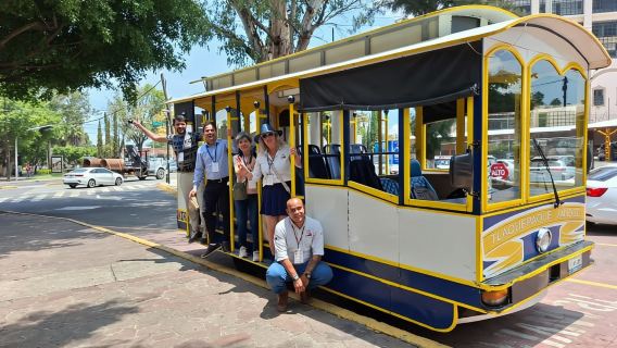 Guadalajara: tour in tram di Tlaquepaque + pittura su piastrelle e bevande