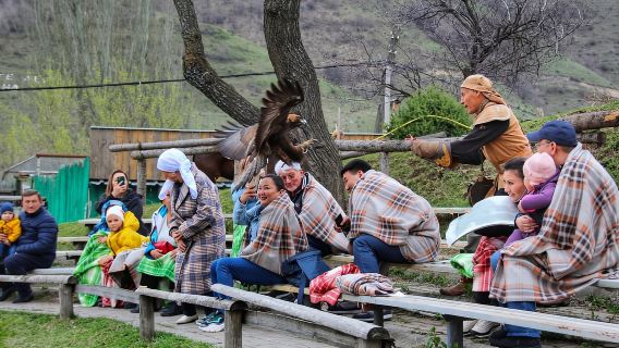 Almaty: Falknerei-Show und Große Almaty-Schlucht