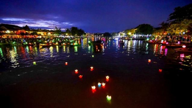 ทริปเรือกลางคืนและโคมลอยบนแม่น้ำทูโบน ฮอยอัน