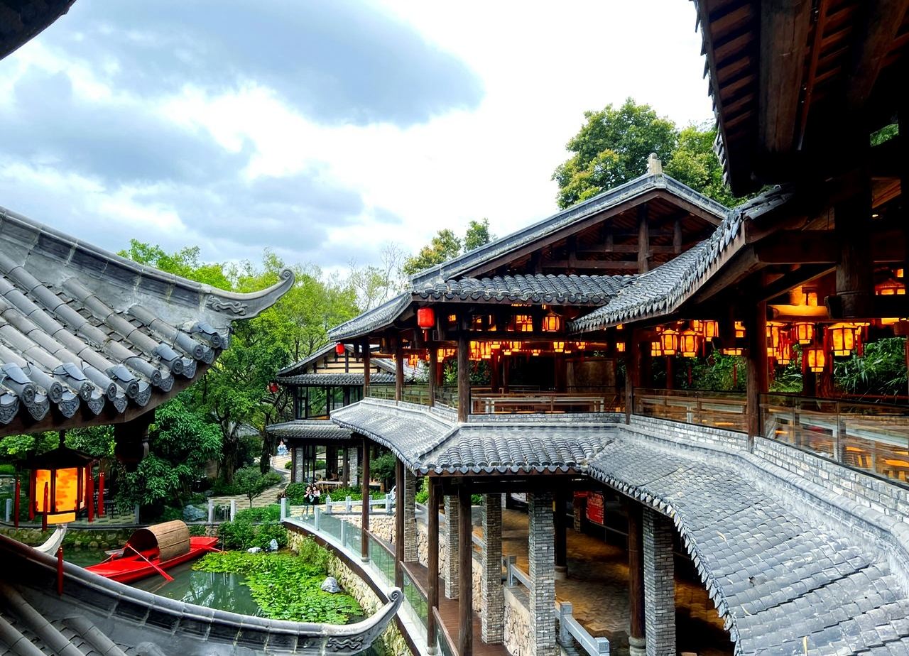 Shenzhen Cultural Gems Day Tour: Explore Ancient Towns, Admire Oil Paintings, and Hunt for Treasures in Old Streets