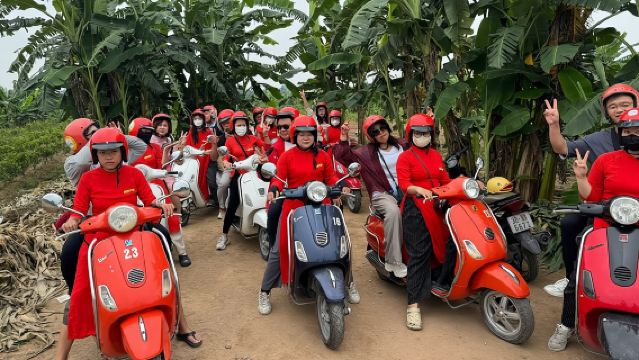 Тур по сельской местности Ханоя на Vespa с женщинами-наездницами аозай (полдня)