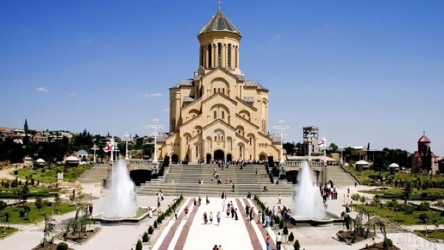 Catedral de la Santísima Trinidad + Fortaleza de Narikala + Tbilisi sea + Plaza de la Libertad + Baños de azufre con servicio de coche privado con conductor