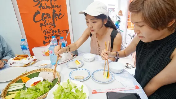 Tour đi bộ ẩm thực buổi tối, trò chơi dân gian và thuyền đèn lồng