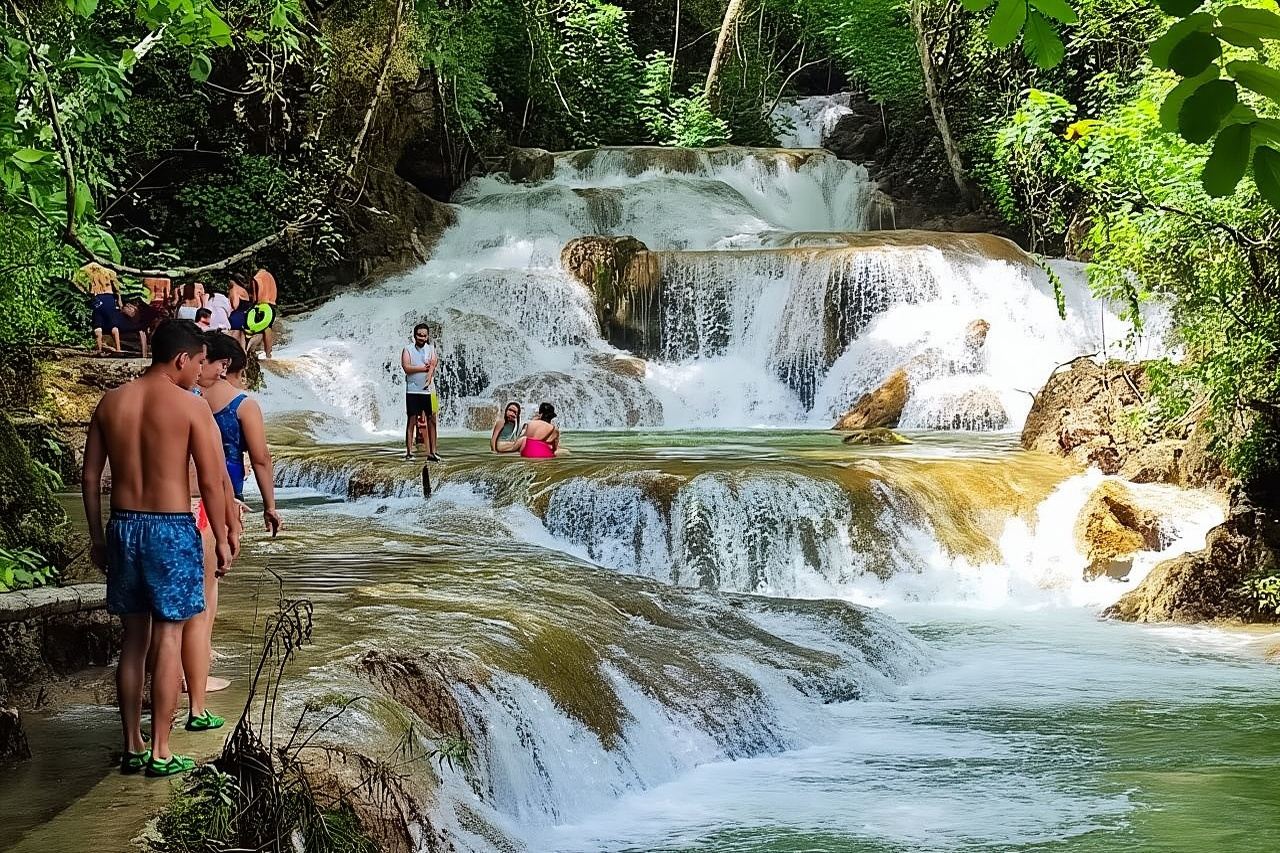 Tour zu den magischen Copalitilla-Wasserfällen ab Huatulco inklusive Eintritt