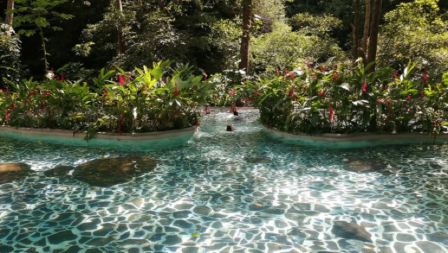 Tyrolienne, sources chaudes, chevaux et plus d'aventure.