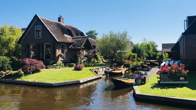 Giethoorn, Afsluitdijk, Zaanse Schans Day Tour Incl Hotel Pick Up