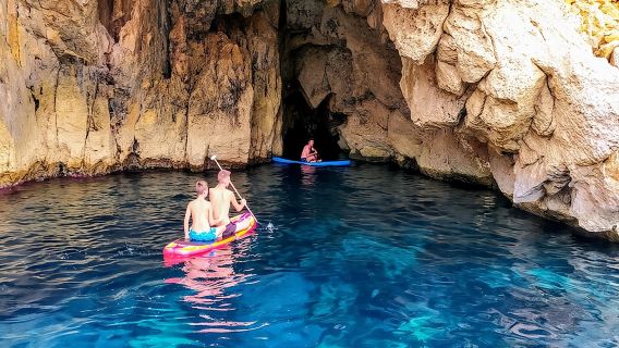 Passeio de barco com snorkel e stand-up paddle em cavernas e enseadas do mar