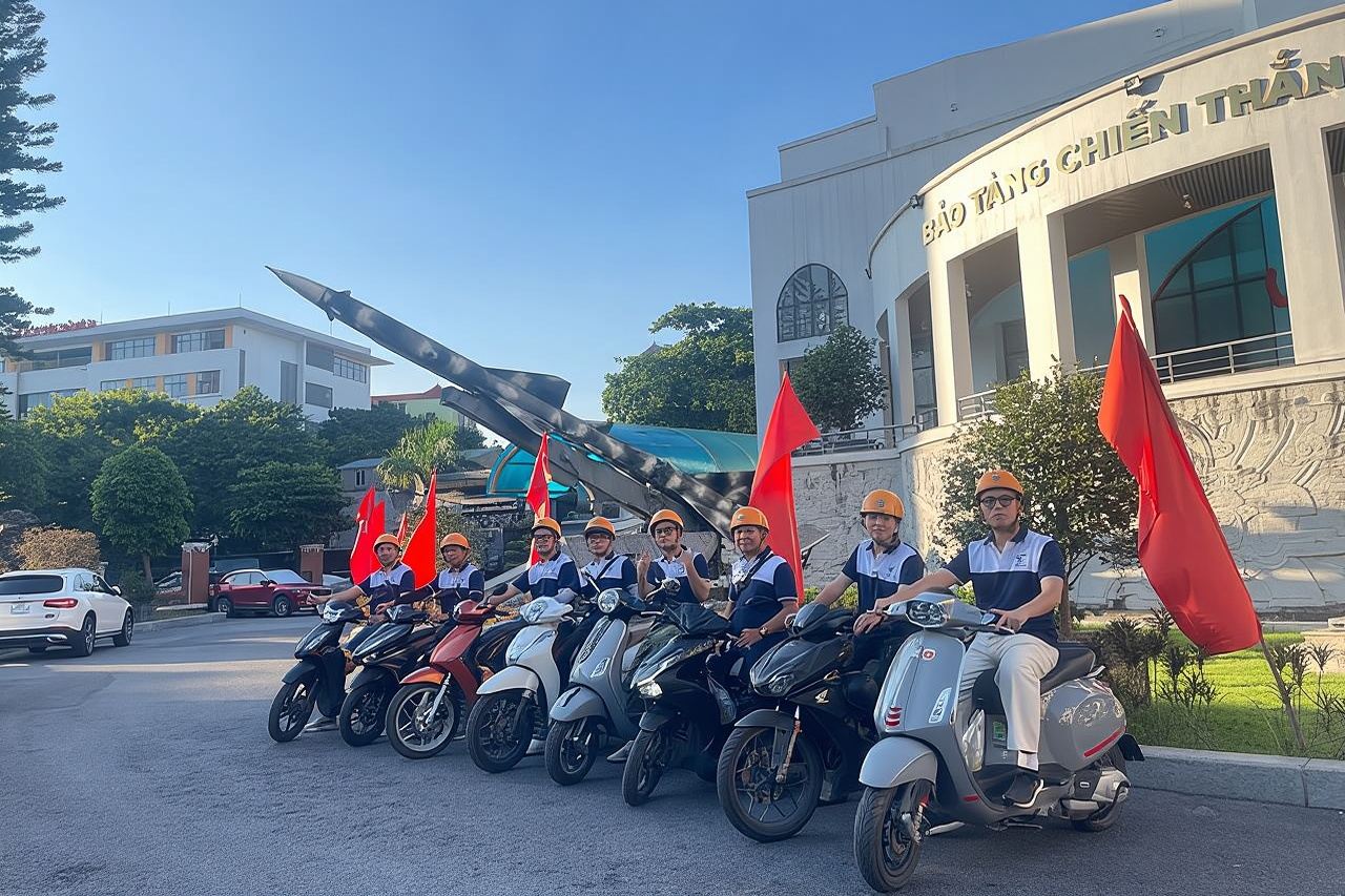 騎摩托車遊覽河內火車街，體驗美食之旅