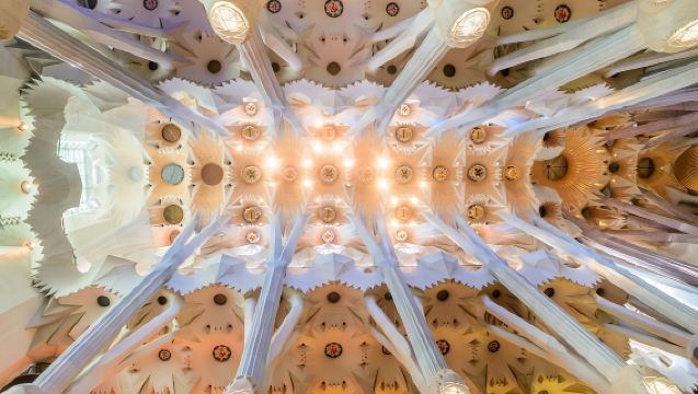 Sagrada Familia with Official Guide and Fast-Track Entry – Small Group Tour