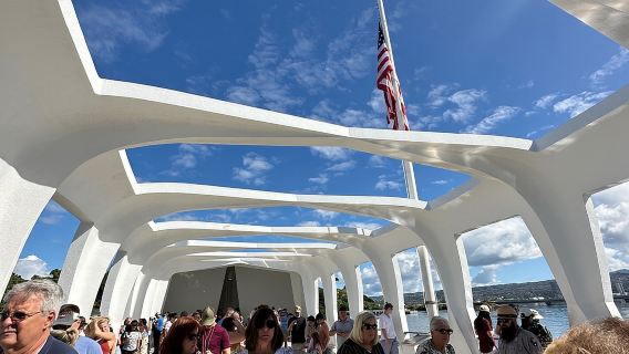 Visita guiada en grupo reducido al monumento conmemorativo del USS Arizona en Pearl Harbor.