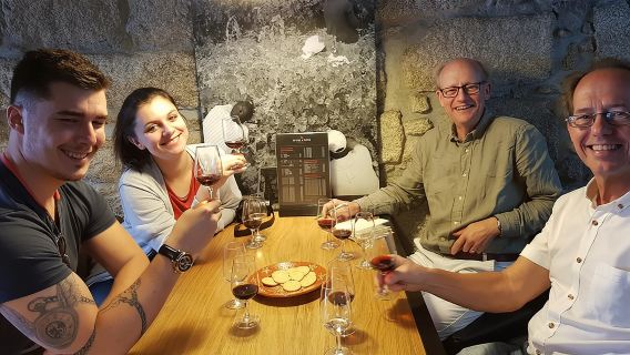 Porto: tour a piedi del vino Porto e Douro con 9 degustazioni di vini